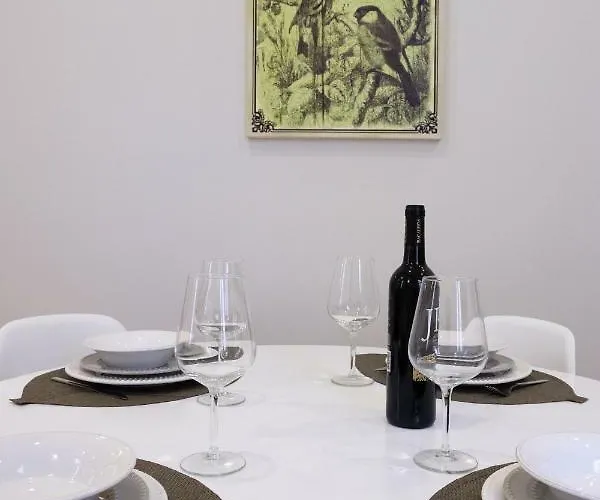 Alda's Vintage With Free Parking *